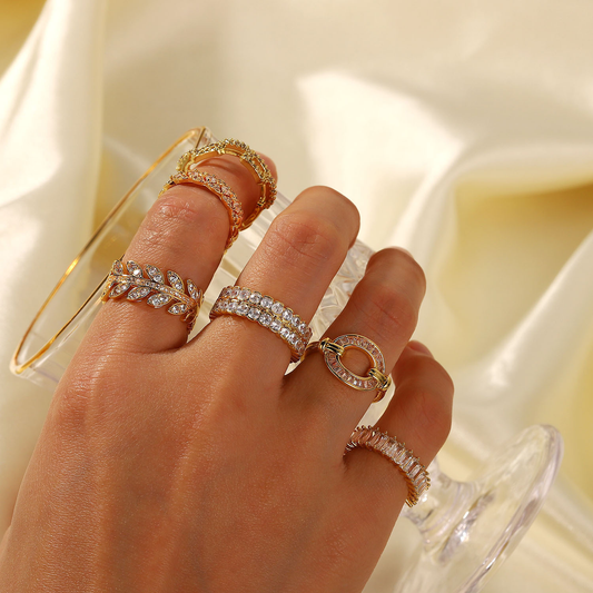 Cassandra Studded Goldring