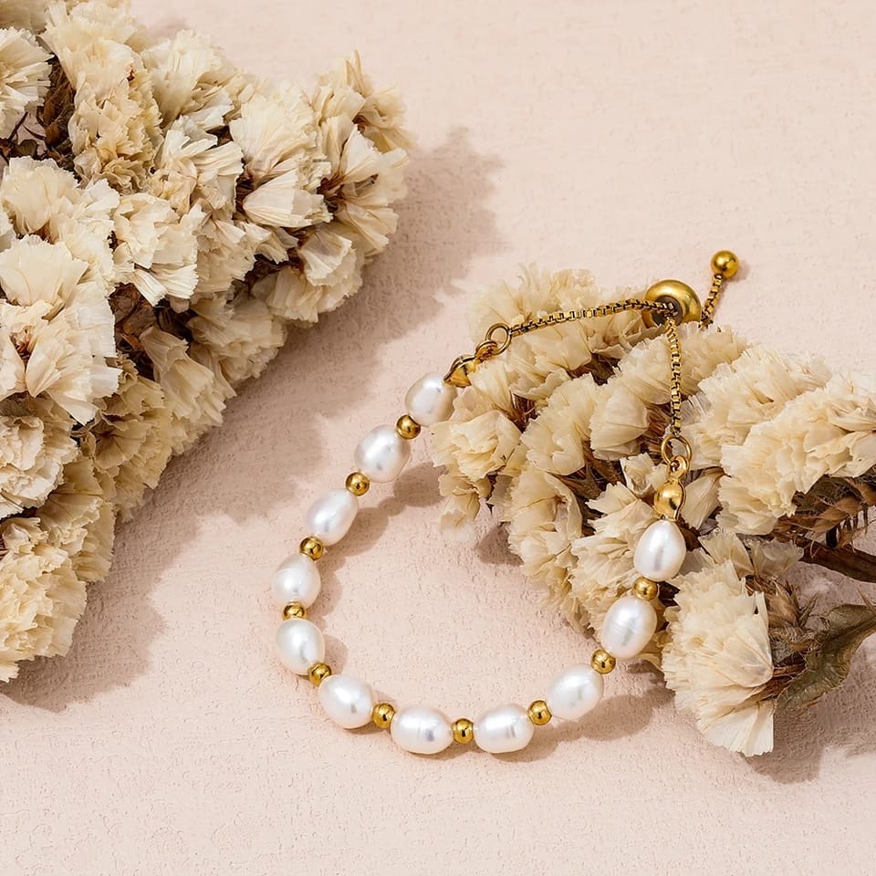 Elegant Perlen und Goldarmband