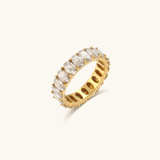 Antoinette Goldring mit Diamantsimulanten