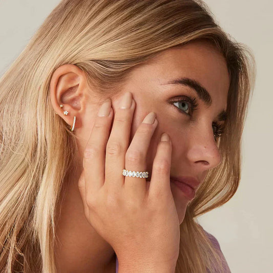 Antoinette Goldring mit Diamantsimulanten