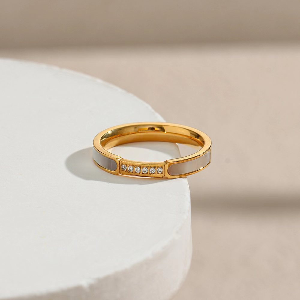 Gabrielle Goldring mit Diamantsimulanten
