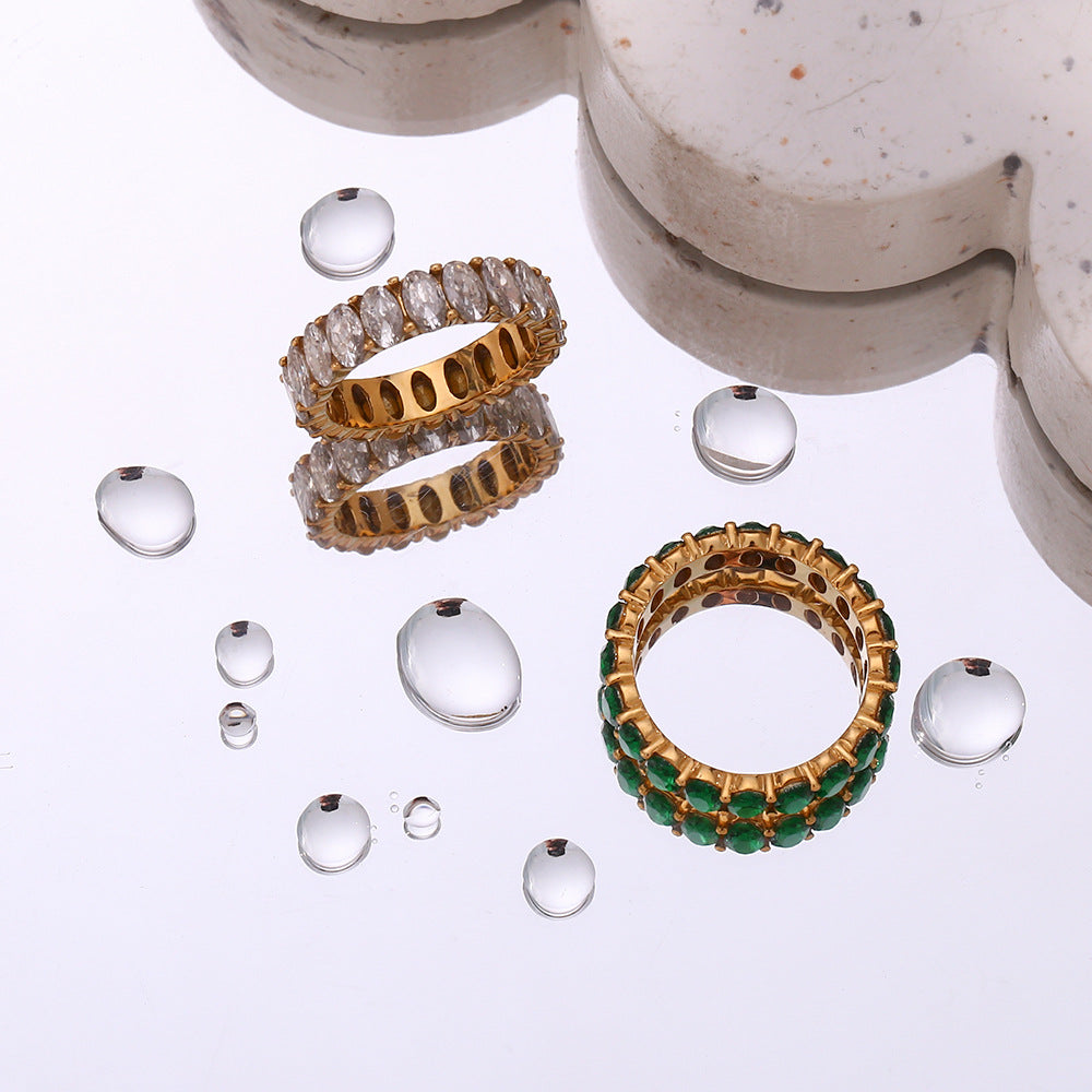 Antoinette Goldring mit Diamantsimulanten