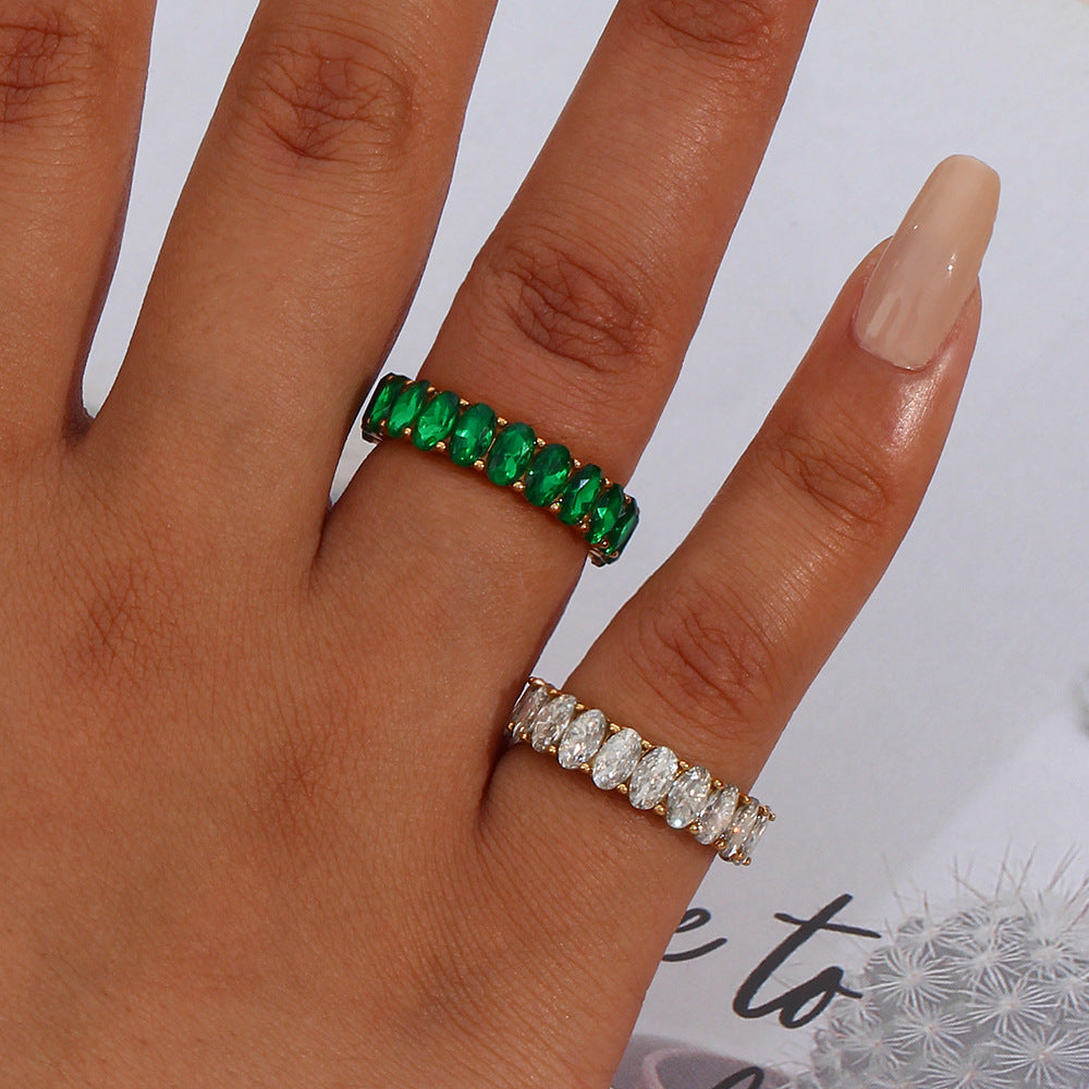 Antoinette Goldring mit Diamantsimulanten