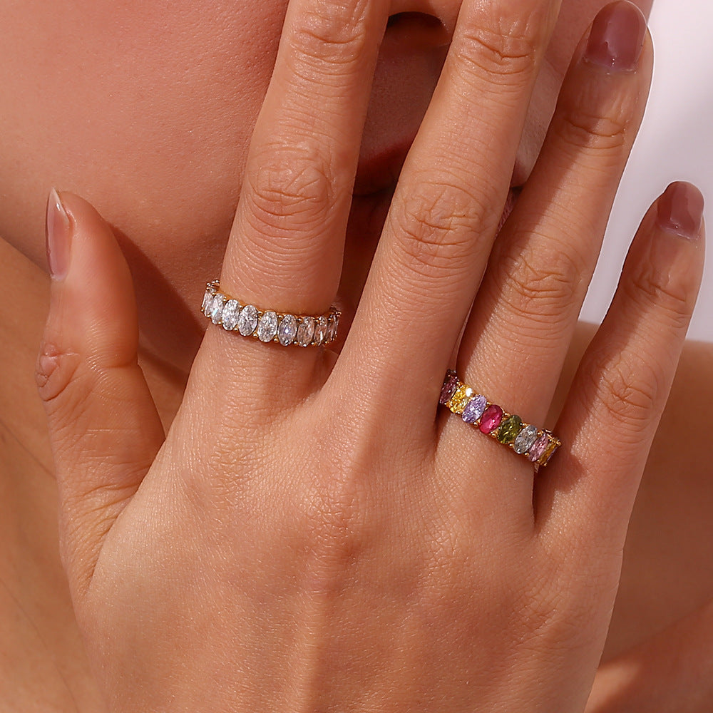 Antoinette Goldring mit Diamantsimulanten