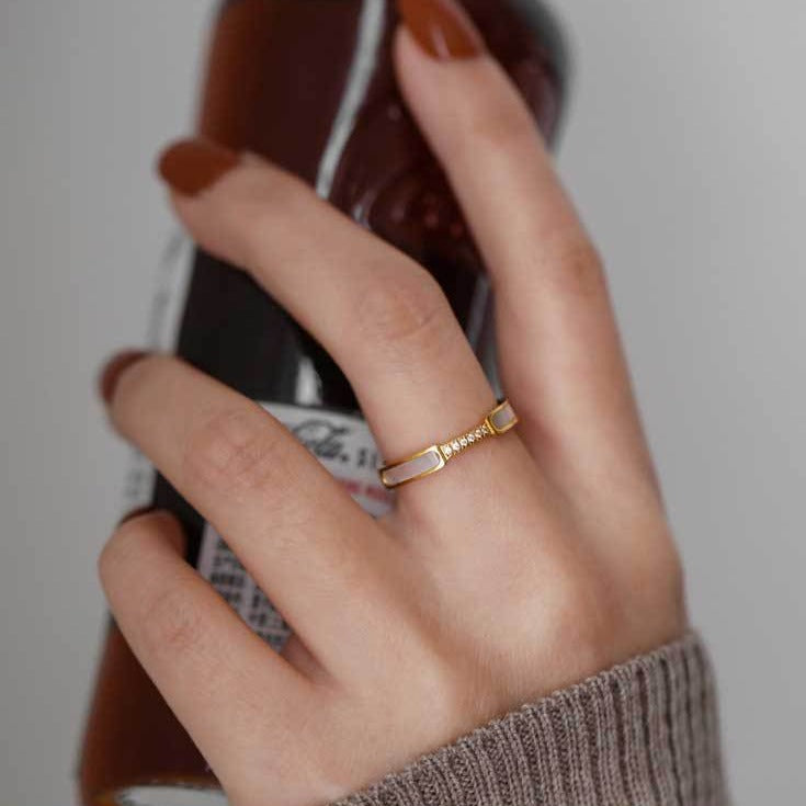 Gabrielle Goldring mit Diamantsimulanten