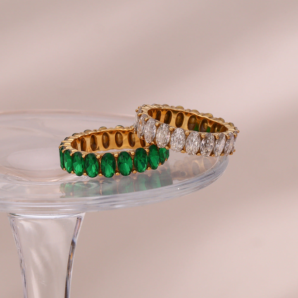 Antoinette Goldring mit Diamantsimulanten