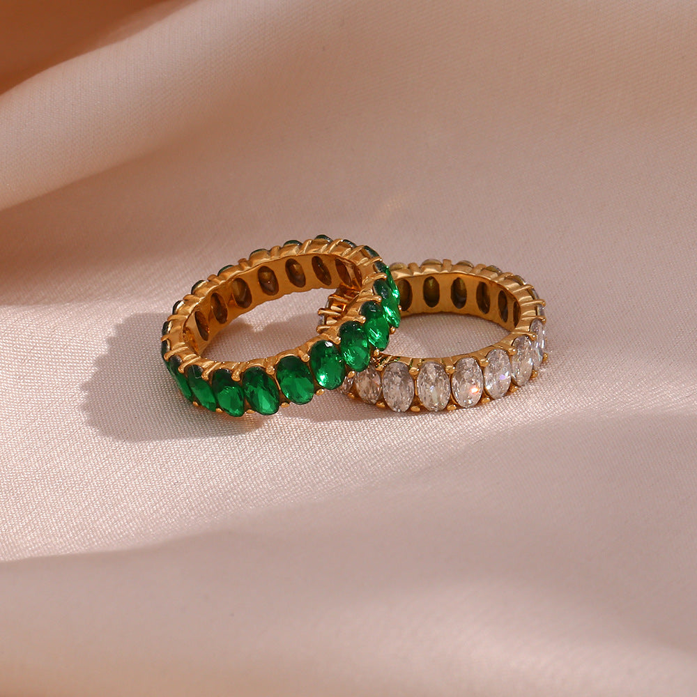 Antoinette Goldring mit Diamantsimulanten