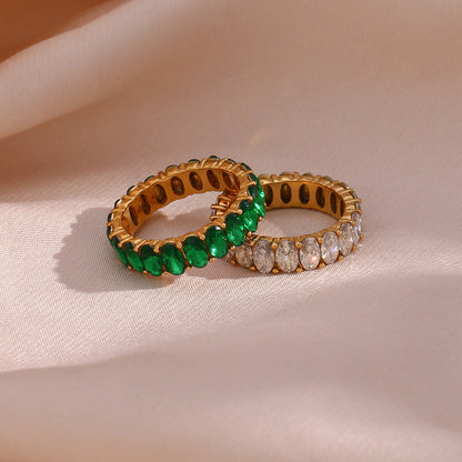 Antoinette Goldring mit Diamantsimulanten