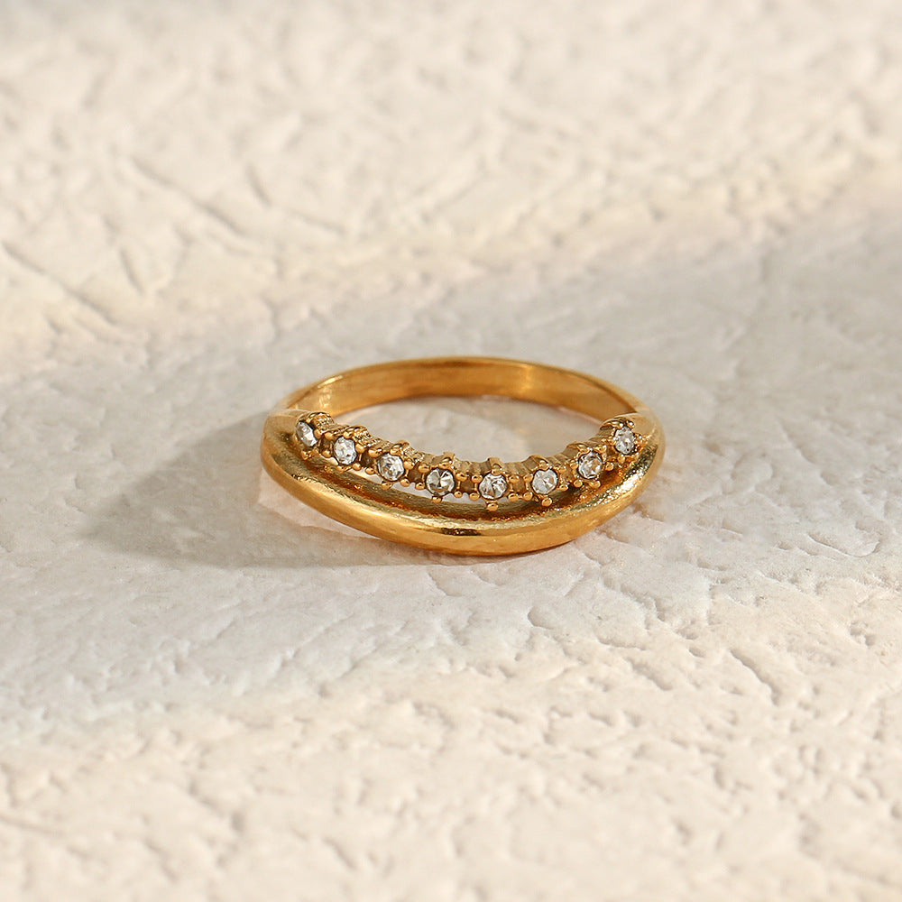 Adeline Goldring mit Diamantsimulanten