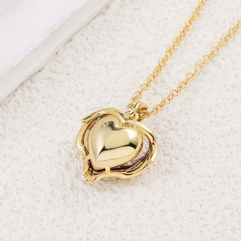 Engel Embrace Rubin Herz Halskette | Gold